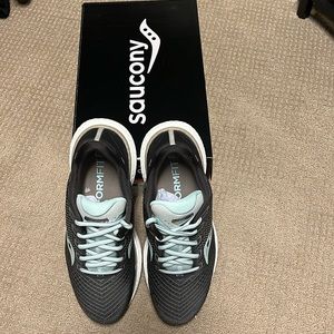 New with Box Saucony Triumph 18 tennis shoes